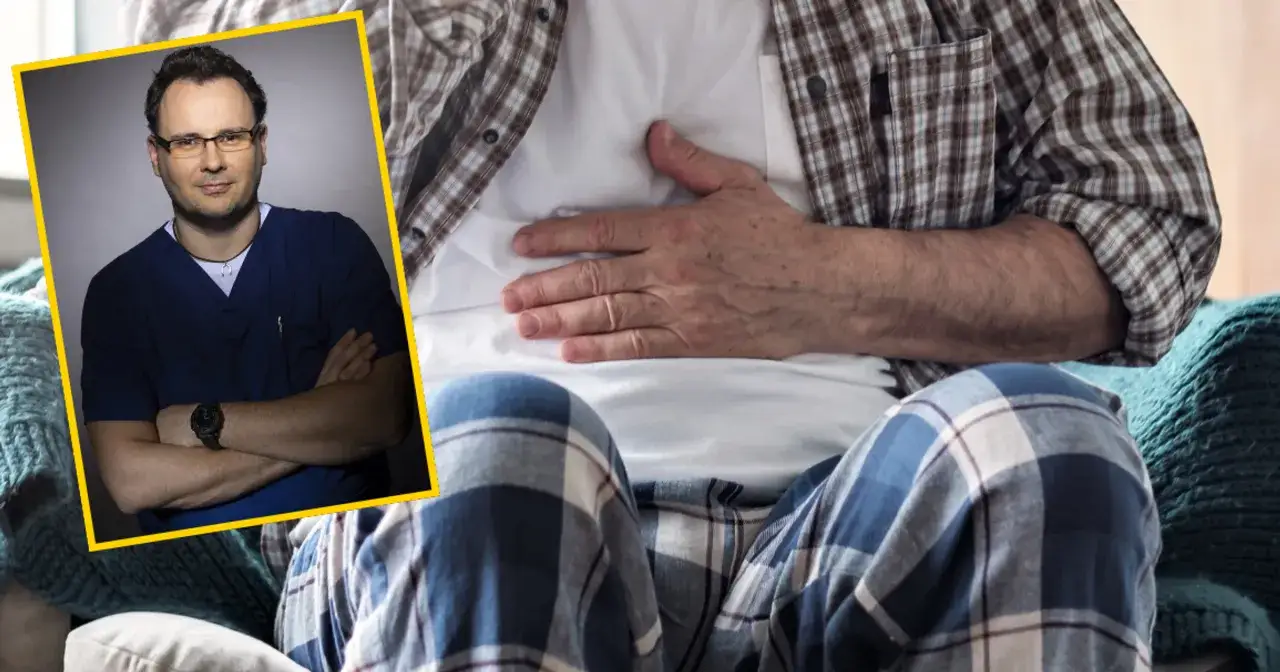 Lekarz w niebieskim kitlu i pacjent z ręką na brzuchu. Czy próby wątrobowe a wysiłek fizyczny mają związek?
