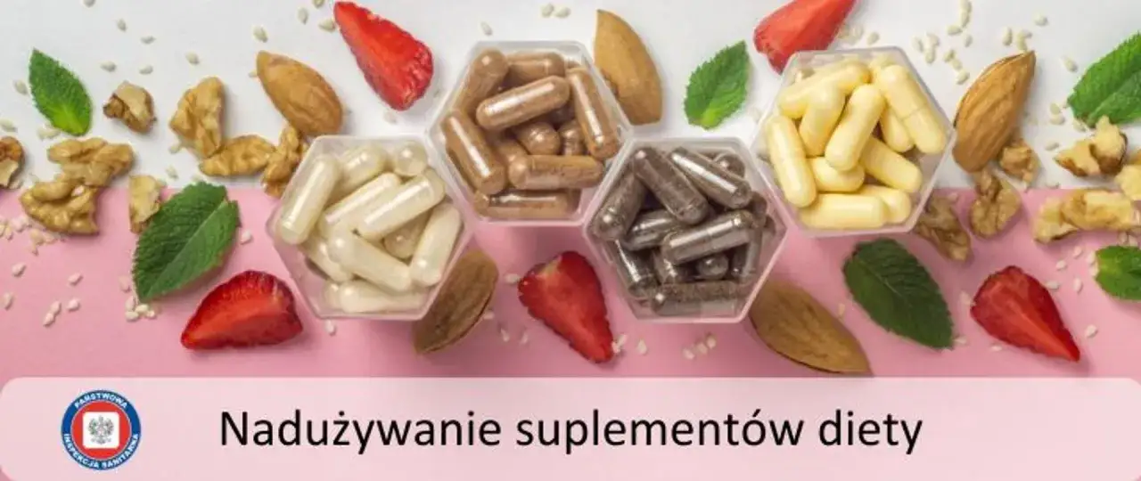 Kapsułki z suplementami, orzechy, truskawki i liście mięty. Nadmiar suplementów diety objawy mogą być groźne.