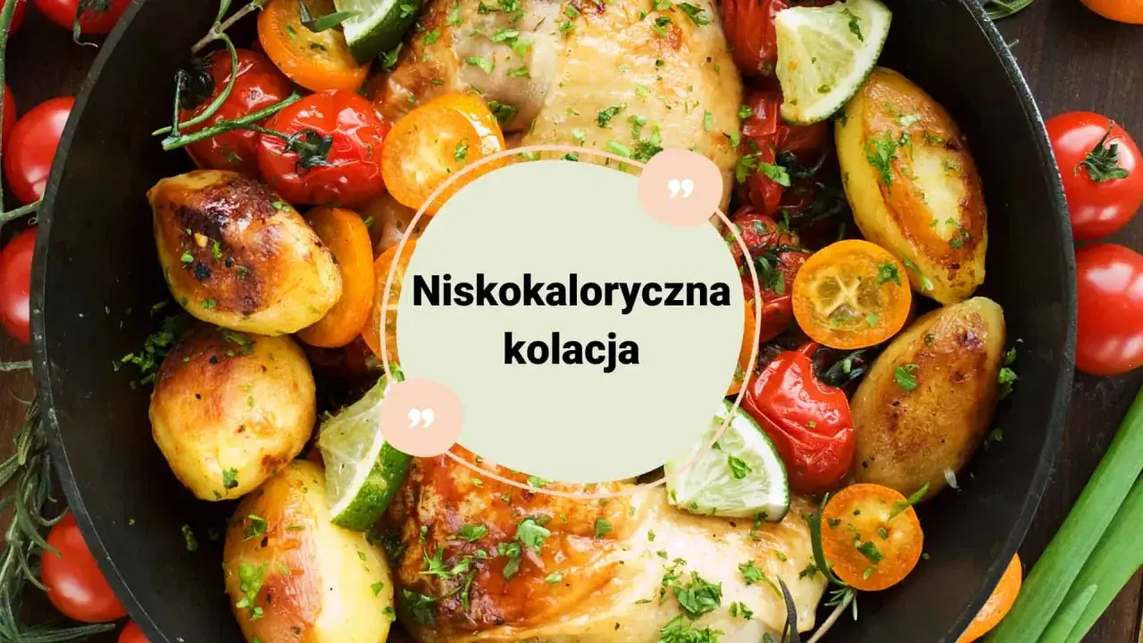 Niskokaloryczna kolacja z pieczonym kurczakiem, ziemniaczkami, pomidorkami i limonką. Idealna na redukcję.