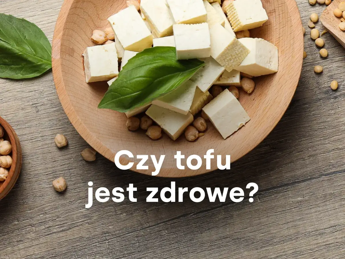 Kostki tofu na drewnianej desce, otoczone ciecierzycą i liśćmi. Pytanie 