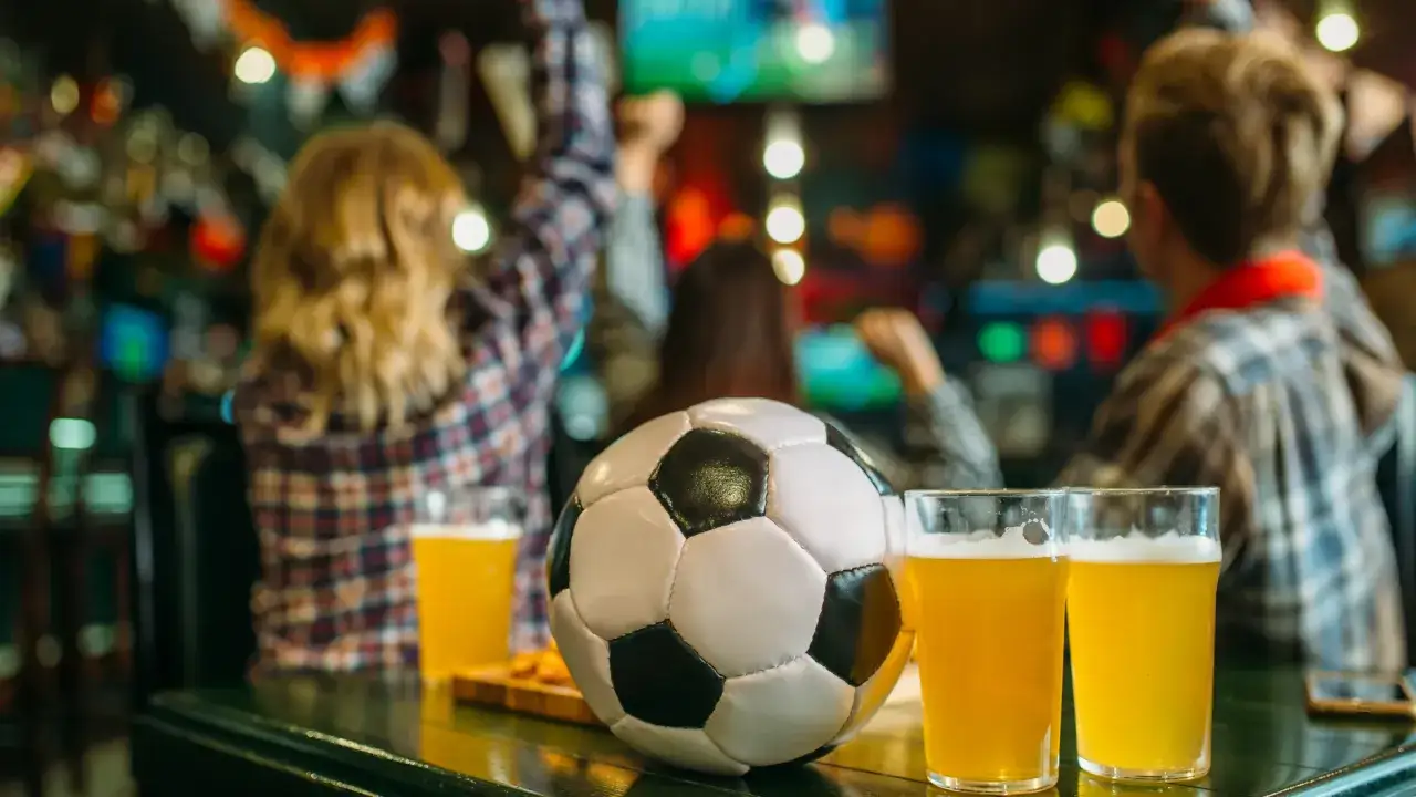 Piłka nożna i piwo – idealny alkohol po treningu w pubie.