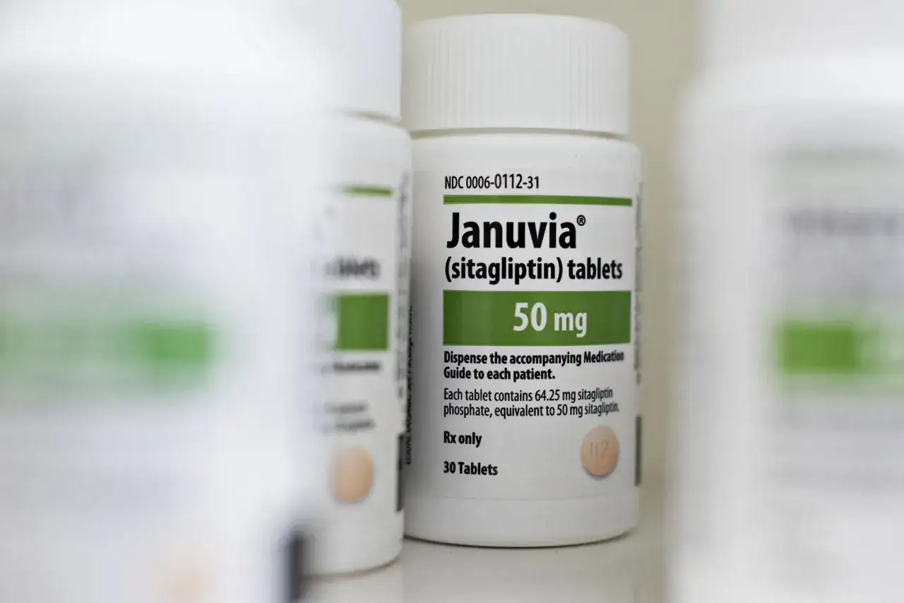 Januvia (sitagliptin) to lek na cukrzycę. Pytanie o jakie leki przeciwbólowe przy cukrzycy jest niejasne, ale ten lek pomaga kontrolować poziom cukru.