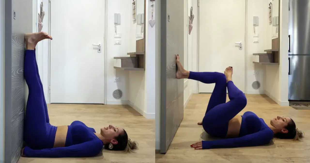 Kobieta wykonuje ćwiczenia pilates przy ścianie na brzuch. Pozycja wyjściowa i ćwiczenie z nogami ugiętymi w kolanach.