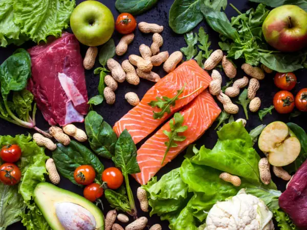 Mięso, ryba, warzywa, owoce i orzechy – to składniki, które mogą być częścią diety paleo. Co to za dieta?