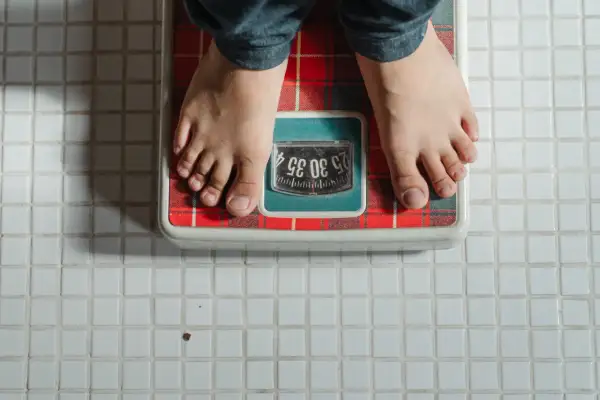 Stopy na wadze łazienkowej. Zastanawiasz się, od czego się tyje? Waga pokazuje wynik, ale kluczem jest dieta i ruch.