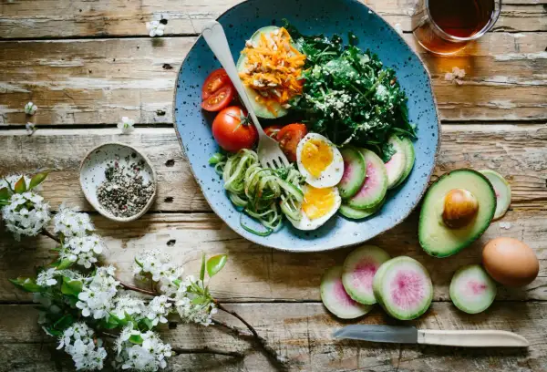 Kolorowa sałatka z awokado, jajkiem i warzywami. Idealna dieta niskowęglowodanowa efekty po miesiącu widać na talerzu.