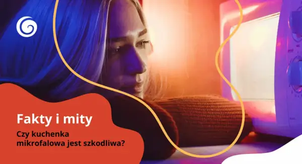 Kobieta zastanawia się, czy kuchenka mikrofalowa jest szkodliwa. Obok niej widać otwartą mikrofalówkę.