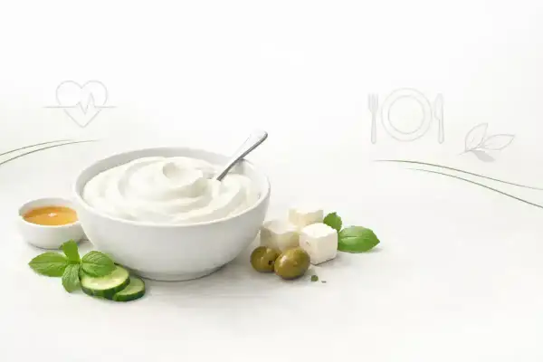 Misternie ułożony jogurt grecki, oliwki, ser feta i miód. Czy jogurt grecki tuczy? Zależy od dodatków i ilości!