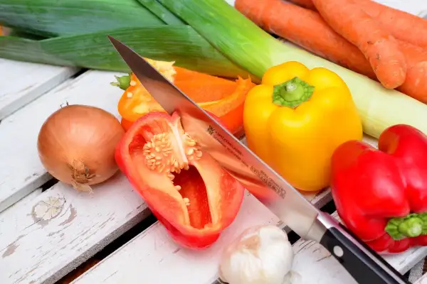 Kolorowe warzywa: papryka, cebula, marchew, por, czosnek. Idealne składniki na dietę warzywno-owocową, której efekty po tygodniu mogą być widoczne.