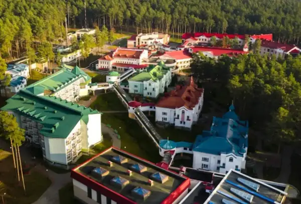 Widok z lotu ptaka na kompleks budynków sanatoryjnych otoczonych lasem. Czy to miejsce to jedne z najgorszych sanatoriów w Polsce?