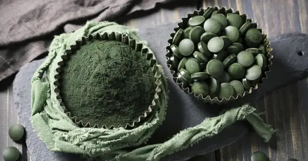 Zielona chlorella w proszku i tabletkach, idealna dla dzieci. Naturalne wsparcie dla małych organizmów.