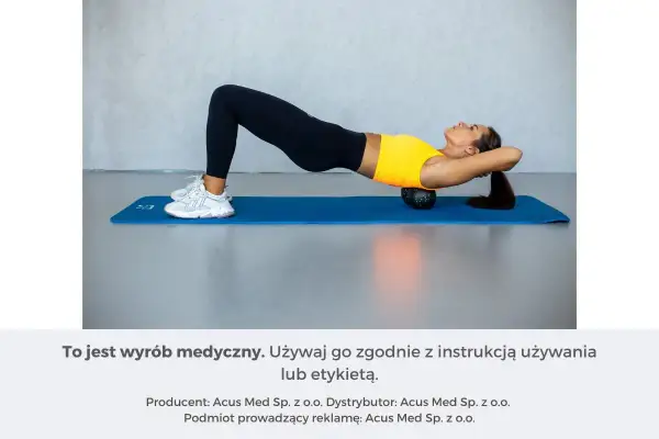 Kobieta wykonuje ćwiczenia na garb wdowi, leżąc na macie z wałkiem pod plecami.