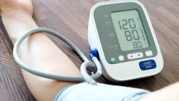 Ciśnieniomierz pokazuje 120/80. Czy paracetamol obniża ciśnienie? To pytanie nurtuje wiele osób.