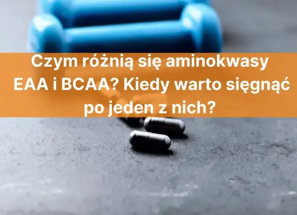 EAA i BCAA – co to za suplementy? Zdjęcie przedstawia niebieskie hantle i kapsułki, sugerując temat odżywek dla sportowców.