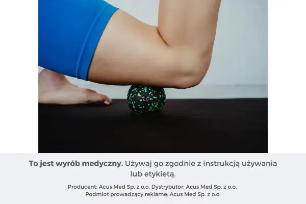 Masaż piłką rehabilitacyjną rozluźnia mięsień czworogłowy uda.