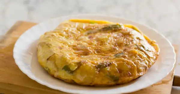 Złocista tortilla ziemniaczana z zielonymi warzywami – idealna, gdy szukasz pomysłu co zamiast chleba na diecie.