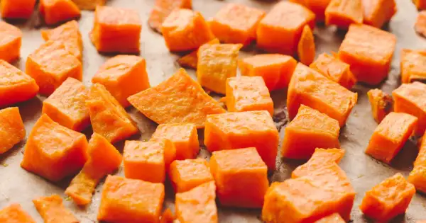 Pokrojone w kostkę bataty, które dowodzą, czy bataty są zdrowe. Ich pomarańczowy kolor sugeruje bogactwo beta-karotenu.