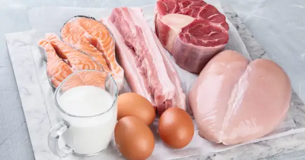 Łosoś, boczek, wołowina, kurczak, jajka i mleko. Nadmiar tych produktów może prowadzić do objawów przebiałkowania.