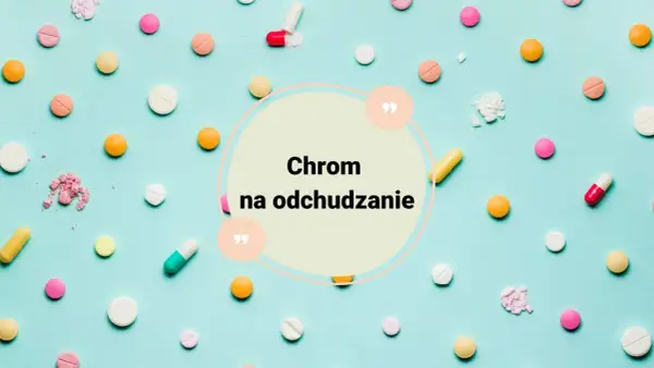 Kolorowe tabletki i kapsułki na niebieskim tle. W centrum napis "Chrom na odchudzanie", sugerujący dawkowanie.