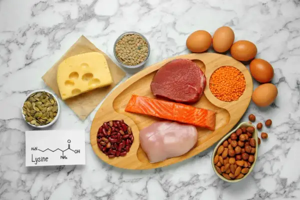 Lizyna co to? Na zdjęciu widać produkty bogate w lizynę: mięso, rybę, jajka, ser, soczewicę, fasolę, orzechy i pestki.