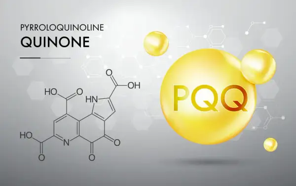 Struktura chemiczna PQQ i złota kropla z napisem PQQ. PQQ skutki uboczne są rzadkie, ale warto znać jego budowę.