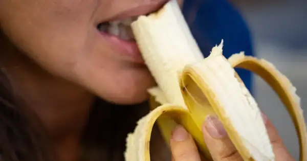 Kobieta je banana. Czy cukrzyk może jeść banany? Tak, ale z umiarem, bo to źródło cukrów.